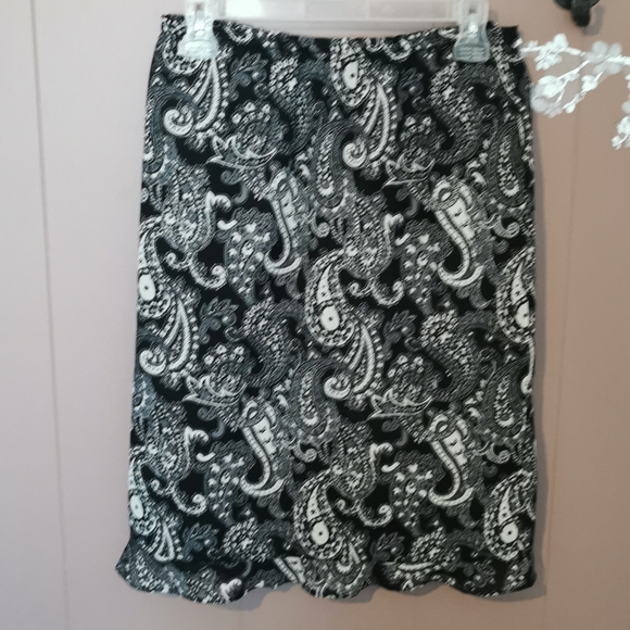 Cute patterned skirt - Picture 4 of 4